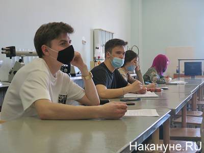 Российские вузы будут сами регулировать допуск непривитых студентов к занятиям