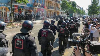 В столкновениях с леворадикалами в Берлине пострадали более 60 полицейских
