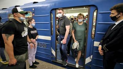 Задержание Резника, вакцинация в общепите и падение в инвестрейтинге: Петербург 17 июня