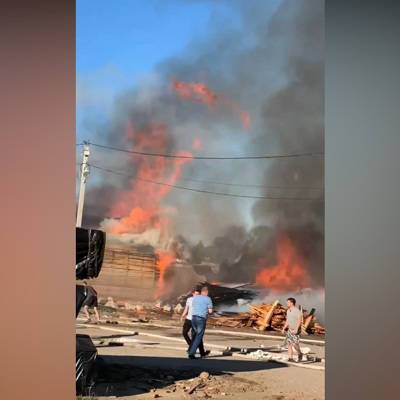 При пожаре на фабрике пиломатериалов под Владимиром пострадали два человека