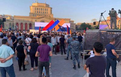 Митинг сторонников Пашиняна перешел в шествие по улицам Еревана
