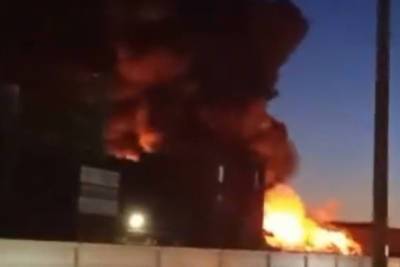В соцсетях опубликовали видео крупного пожара на металлобазе в Москве