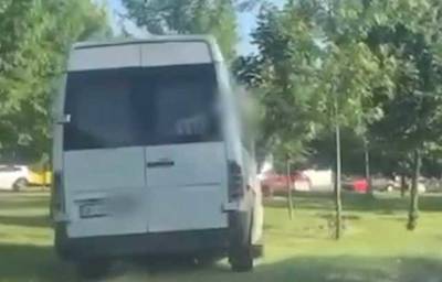Полицейские наказали киевского маршрутчика, который объехал пробку по газону