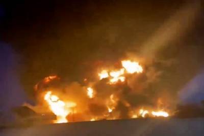 В Москве горит металлобаза на площади 1 тыс кв.м, в сети появилось видео пожара