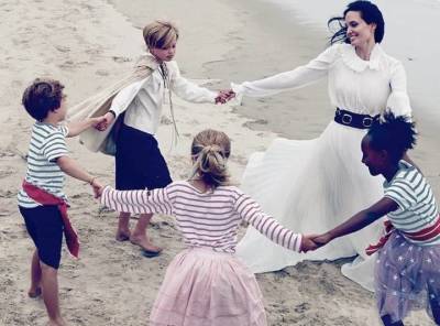 Анджелина Джоли с детьми провела неделю в компании первого мужа