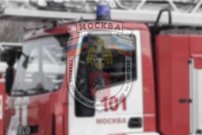 Сотрудники МЧС потушили пожар на металлобазе в Москве
