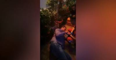 Лежит на земле и не может встать: Лайф публикует видео после инцидента с экс-солистом группы "Лесоповал"