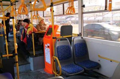 Заряжает позитивом: кондуктор автобуса в Киеве показывает фокусы и рассказывает стихи