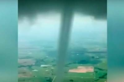 Пилот планера столкнулся с торнадо и снял это на видео