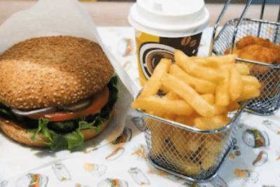 B.S. Burger с бургерами с халапеньо, ананасами, шаурмой, хот-догами открылся в центре Читы