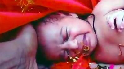 В Индии рыбак обнаружил в плывущем по реке ящике новорожденную девочку