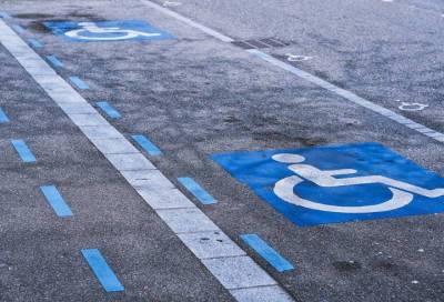 Прокуратура разъясняет: ответственность за отсутствие на парковках мест для автомобилей инвалидов