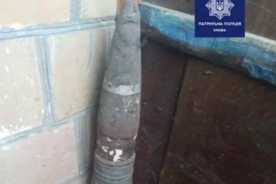 В доме 81-летнего киевлянина среди накопленного годами мусора обнаружили снаряд