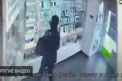 В Омске бездомный разбил витрину салона связи кирпичом и украл телефоны