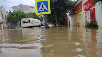 В Крыму устраняют последствия мощного наводнения