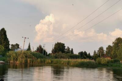 Под Новосибирском линия электропередач над озером угрожает жизни дачникам