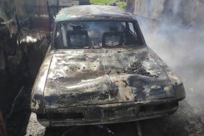 В Мончегорске сгорели две машины и два гаража