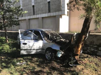 В Магнитогорске водитель заживо сгорел в машине после столкновения с деревом
