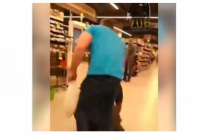 Харьковчанин кулаками "воспитывал" посетителей супермаркета без масок и попал на видео
