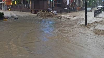 Обильные дожди затопили ялтинские улицы