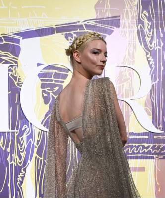 Все совпадения с богиней не случайны: Аня Тейлор-Джой в абсолютно прозрачном платье из золотой сетки