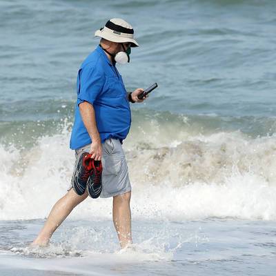 Риск заразиться covid-19 во время пляжного отдыха остается высоким
