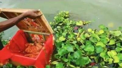 В Индии лодочник спас ребенка, который плыл по реке в ящике (ФОТО)
