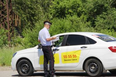 Липецкие автоинспекторы за пару дней уличили в нарушении ПДД 48 таксистов