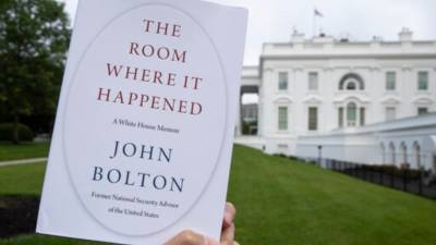 Минюст закрыл расследование о книге советника Трампа Джона Болтона