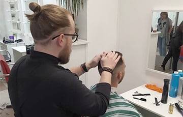 Как чиновник решил уйти в госслужбы и стал парикмахером