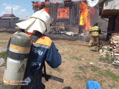В Карталинском районе спасатели защитили от огня жилой дом и хранилище ГСМ