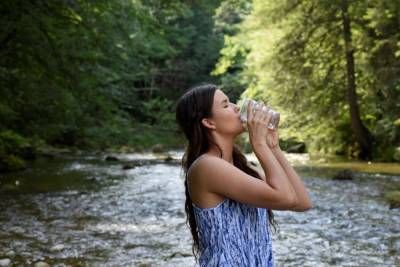 В МЧС объяснили, сколько нужно пить воды во время аномальной жары