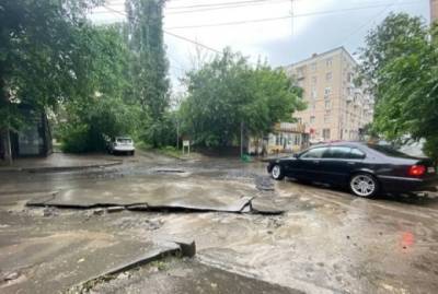 Поврежденные ливнем дороги в Ростове пообещали восстановить за четыре дня