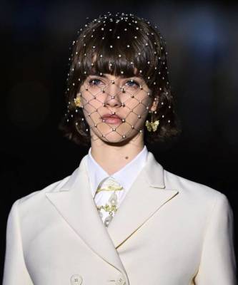 Жемчужный макияж + укладки с золотыми украшениями: лучшие бьюти-образы круизной коллекции Dior 2022