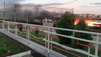 Полыхающий поезд проехал через станцию в Чувашии. Видео