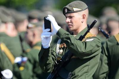 Российских военных и их родственников переведут на отечественные смартфоны