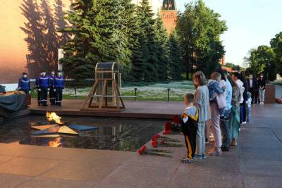 В Александровском саду провели профилактику Вечного огня
