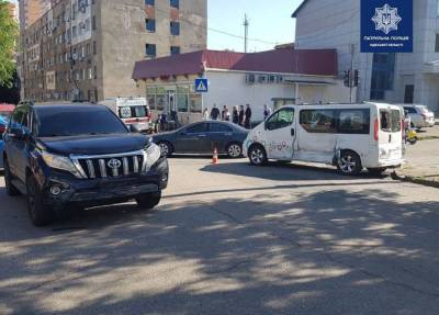 В Одессе на Молдаванке перевернулся минивэн – есть пострадавшие (фото)