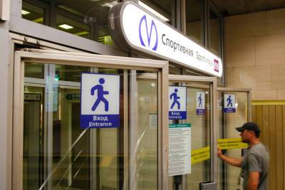 В метро Петербурга появились новые запрещающие знаки на входе