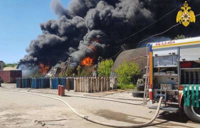 В Калуге загорелись склады на автобазе