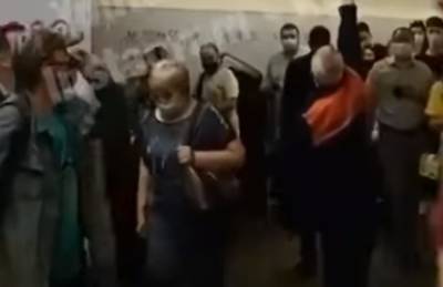 Огонь разгорелся в киевском метро, пожар пришлось ликвидировать шваброй: кадры с места