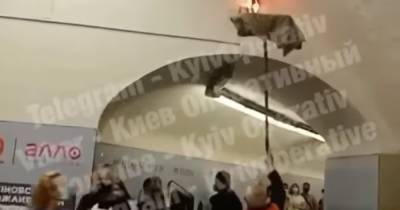 Тряпкой на швабре: опубликовано видео, как тушили пожар в киевском метро