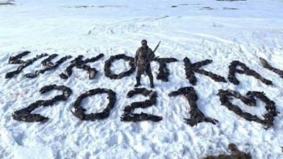 Надпись «Чукотка 2021» из мертвых птиц сделал охотник-депутат из Магадана. Он все отрицает, но его опознали по фото