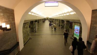 На зелёной ветке метро Петербурга произошла массовая драка в вагоне