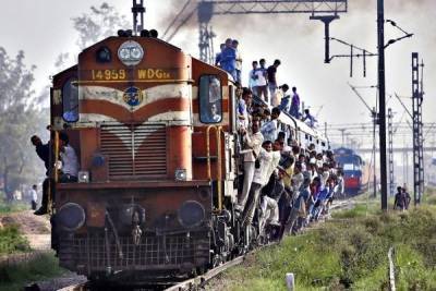 Власти предлагают завозить рабочих-мигрантов на чартерных поездах