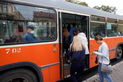 Дополнительные автобусы на кладбища пустят в Пскове на Троицу