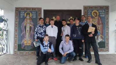 Воспитанники социального центра подарили мозаичные иконы храму в Романовке