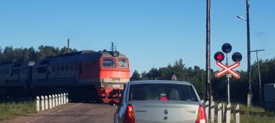 Поезд зацепил микроавтобус на переезде под Петрозаводском