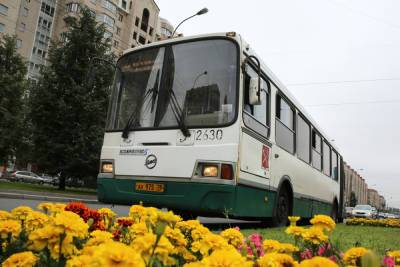 На Троицу в Петербурге пустят дополнительные автобусы и электрички до городских кладбищ
