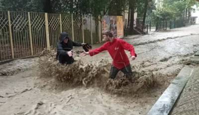 В Ялте огромные потоки воды сносят людей на улицах